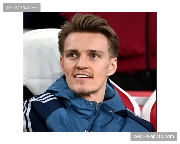 厄德高与B费战术角色分化：前插减少如何重塑中场组织重心？