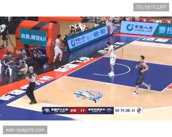 篮球比赛中如何准确判定球员“同时出界”场景与处理规则